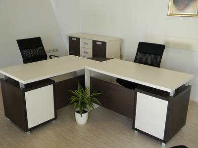 Kancelarijski sto i stolice